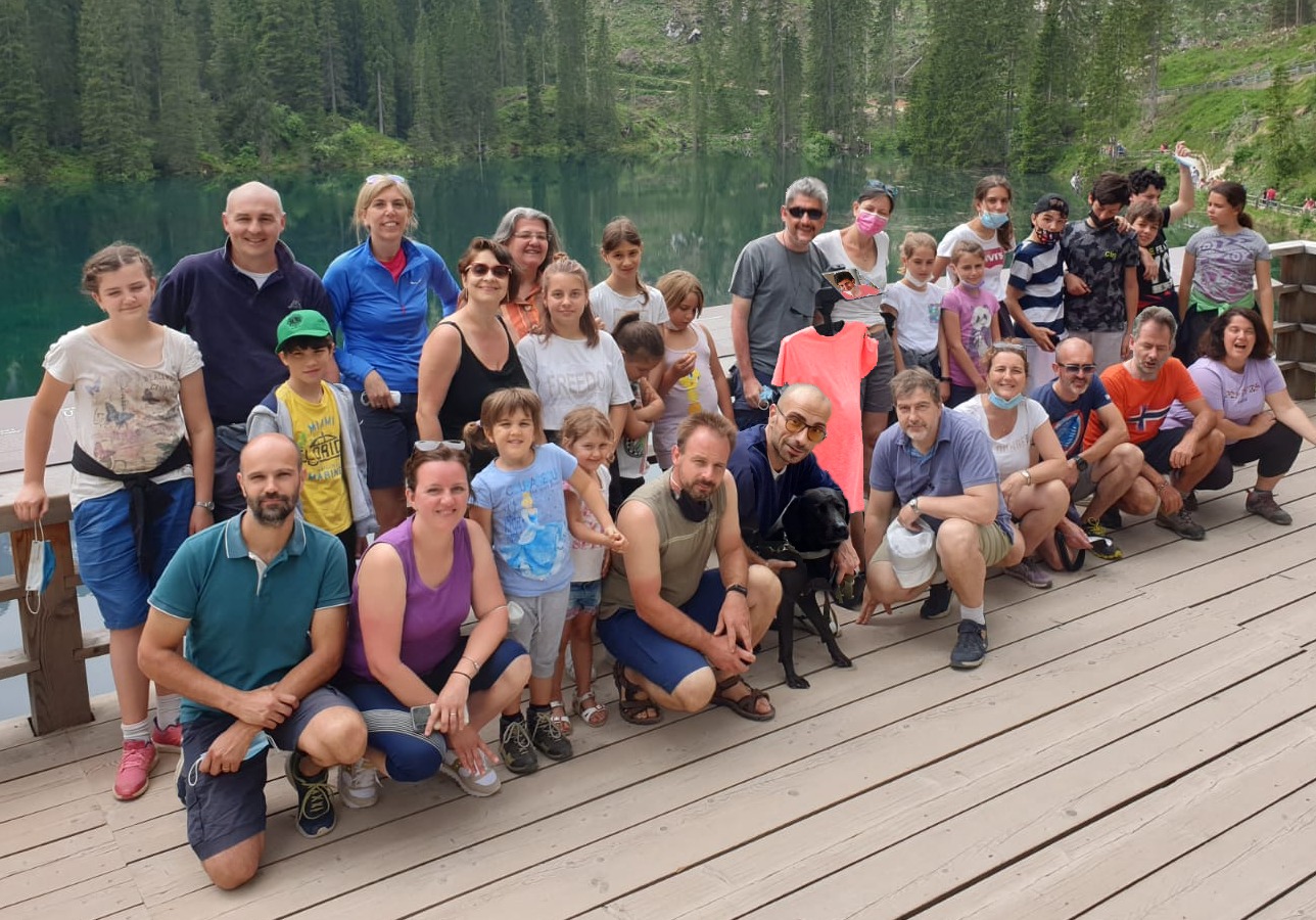 Foto di gruppo con Francesco in versione Avatar (maglietta arancione) davanti al Lago di Carezza